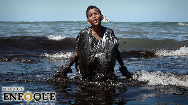 Foto: Cortesía  Niño cubierto con petróleo: la imagen del desastre ecológico