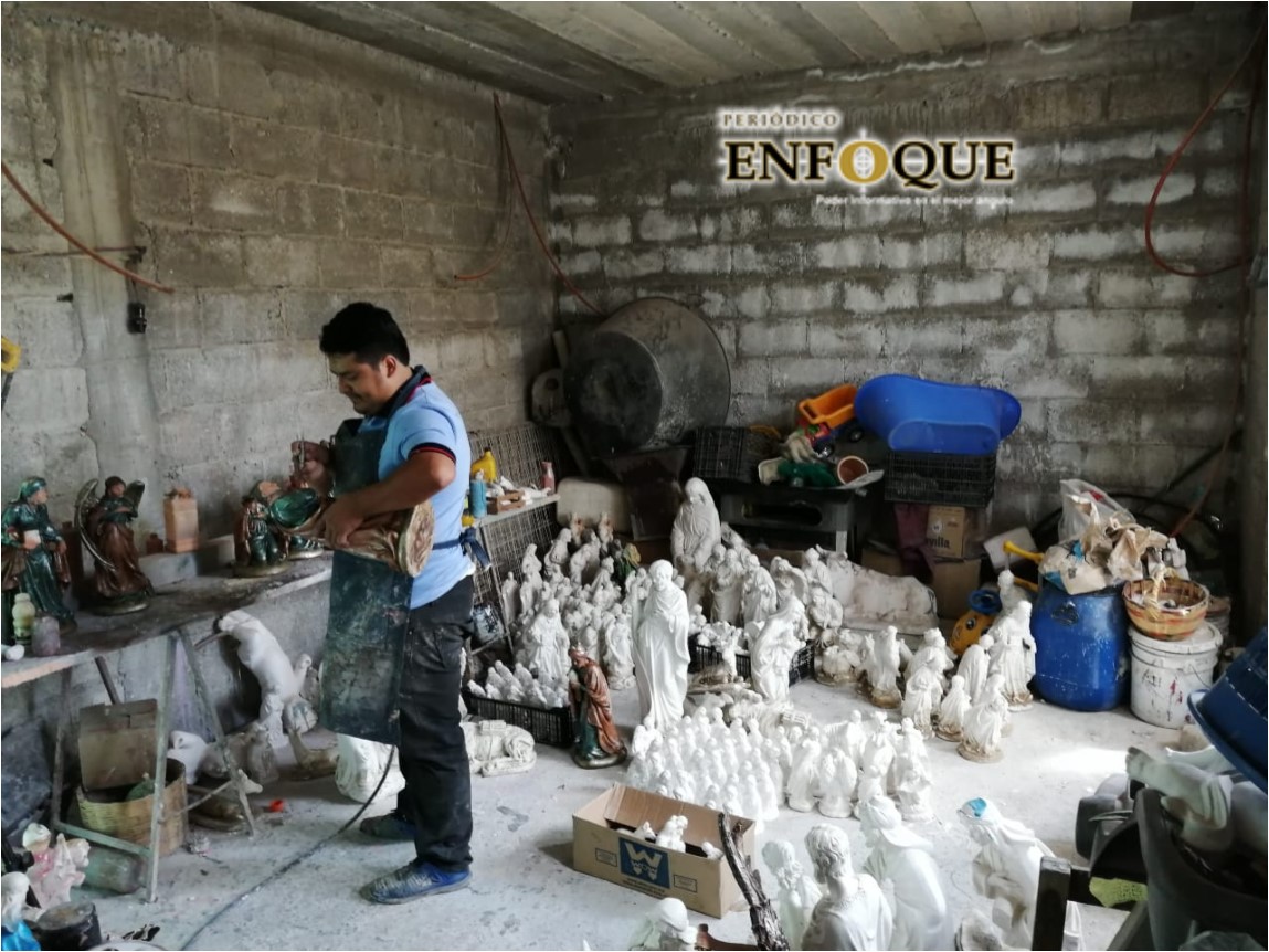 Foto: Marisol Oropeza Santiago Acatlán elabora nacimientos artesanales que envía a todo el país; inicia la temporada