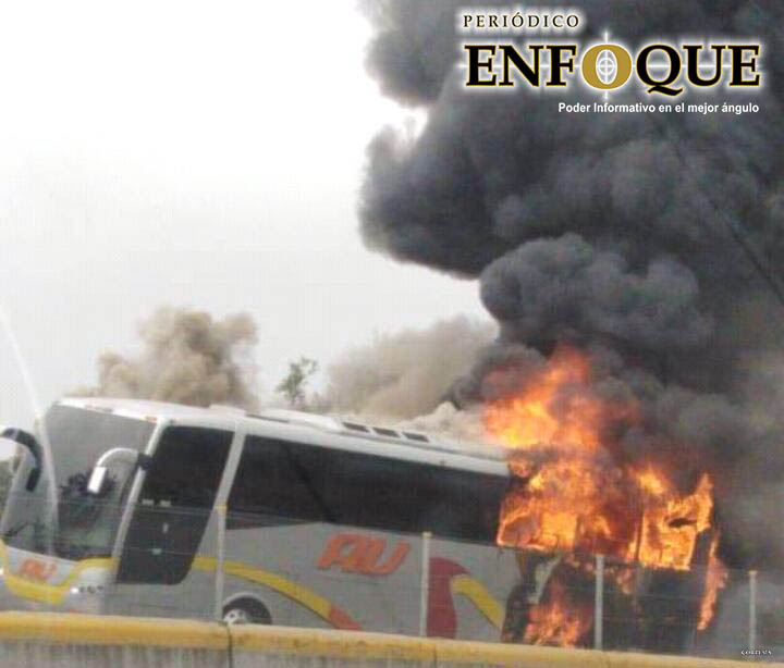 Se incendia un autobús AU en la México-Puebla 