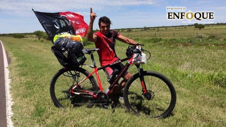 Foto: Cortesía  Argentino viaja en bicicleta a Paraguay para la final de Copa Sudamericana (VIDEO)