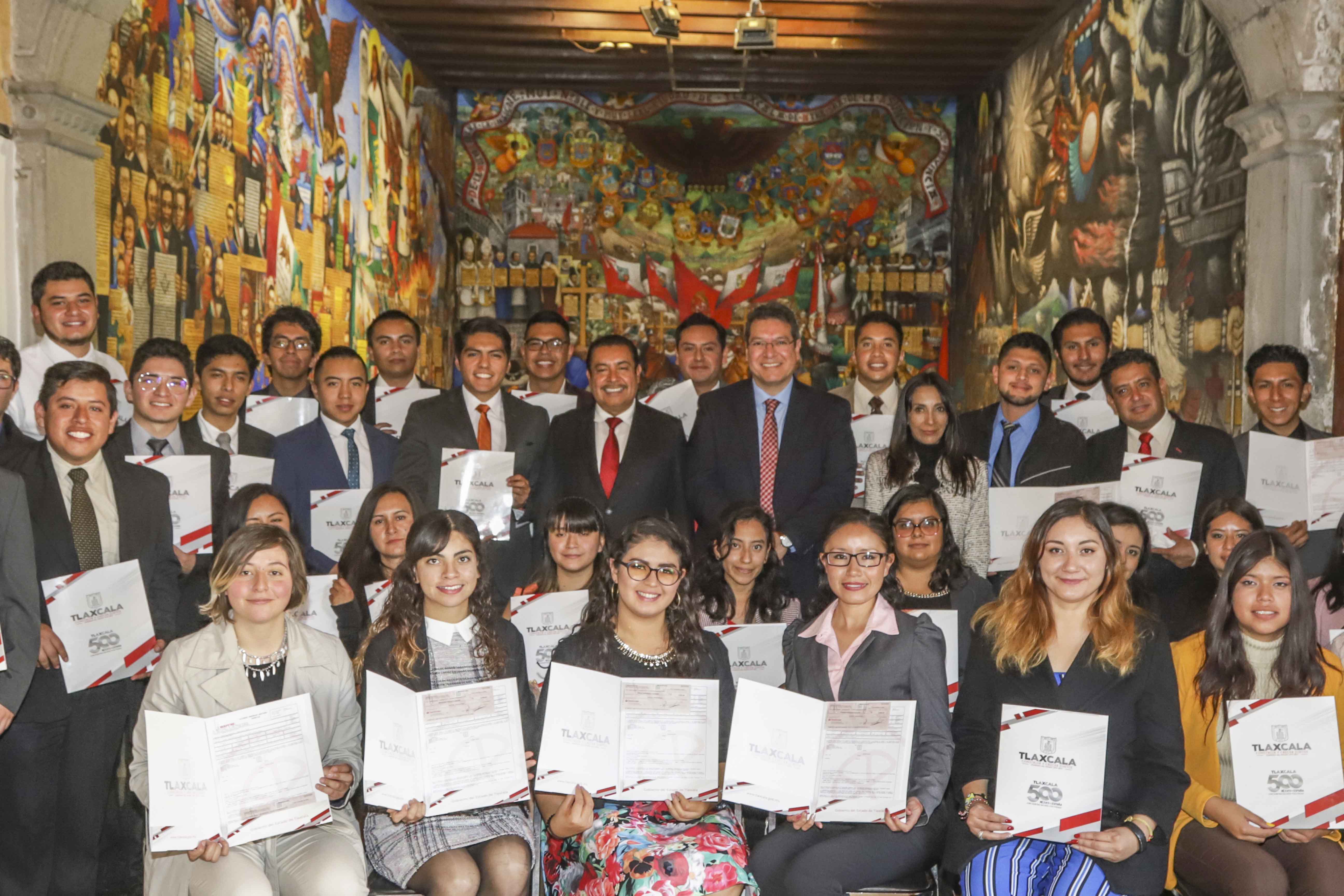 Foto: Cortesía  Marco Mena se reúne con estudiantes becados que viajarán a la Universidad de Chicago