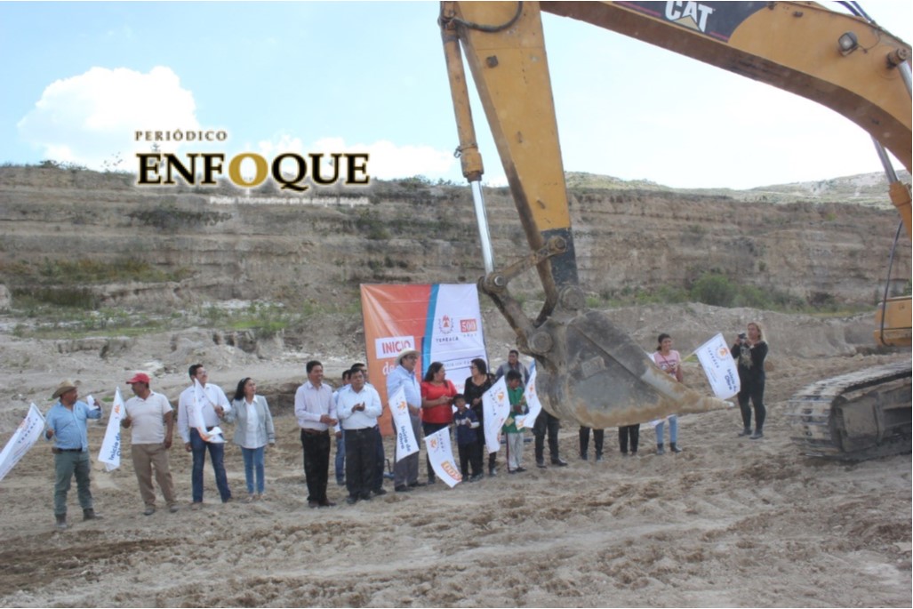 Foto: Cortesía  Edil de Tepeaca coloca la primera piedra de la Unidad Deportiva en Santiago Acatlán