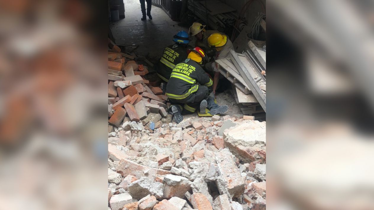 Accidente durante demolición de edificio en Guadalajara deja un muerto y 12 heridos