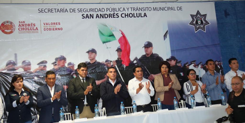 Foto: Cortesía  SSPTM San Andrés Cholula entrega reconocimientos y uniformes a sus elementos