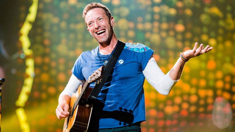 Foto: Cortesía Coldplay cancela conciertos porque quiere ayudar al medio ambiente La banda británica Coldplay ha decidido no hacer una gira para promocionar su último álbum "Everyday Life", que se publica mañana, por el posible impacto medioambiental que puedan generar sus conciertos. "Nos tomamos tiempo para ver cómo nuestra gira puede ser beneficiosa", declaró hoy el líder del grupo, Chris Martin, al revelar a la cadena BBC la decisión ante la crisis climática. La banda británica está actualmente en Jordania, donde ofrecerá mañana viernes dos conciertos, uno al amanecer y otro al atardecer, como manera de reflejar su álbum doble "Everyday Life", que tiene dos partes (una titulada Sunrise y la otra Sunset).  La última vez que el grupo viajó por todo el mundo fue con la gira titulada "A Head Full of Dreams", que les llevó a presentar 122 conciertos en cuatro continentes entre 2016 y 2017. Martin, que oficialmente sacará el doble álbum mañana, agregó que eligieron Jordania para estos conciertos porque querían "un lugar en la mitad del mundo, donde normalmente no tocamos". El grupo puso en el mercado su último trabajo en 2015, denominado "A Head Full Of Dreams".