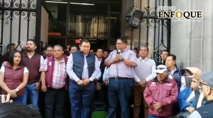 Foto: Cortesía  Tras entrega de uniformes reciclados, Leobardo Rodríguez se victimiza (Videos)