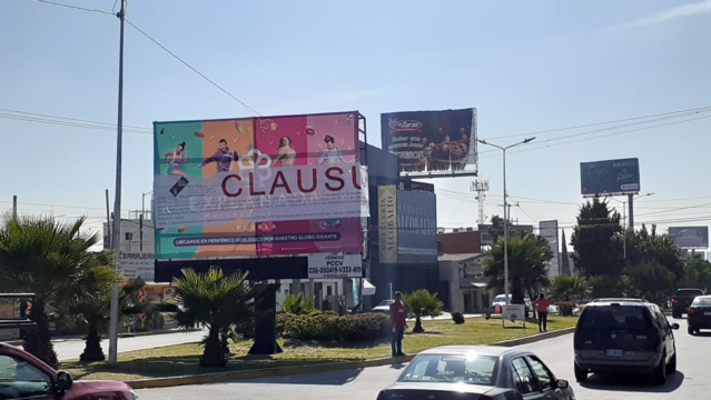 Secretaría de Medio Ambiente clausura 8 espectaculares tras irregularidades en la expedición de permisos