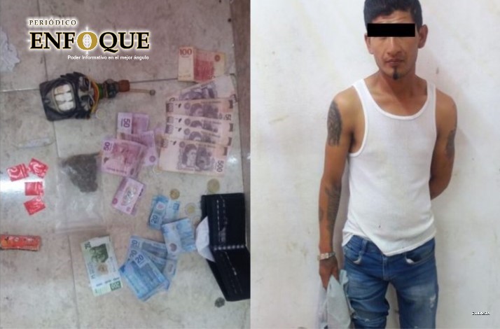 Foto: Cortesía  Locales de Amozoc detienen a narcomenudista con marihuana y una moto robada