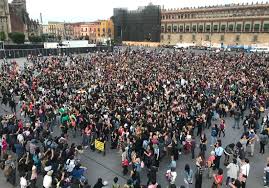 Mujeres intervienen Zócalo de la CDMX con el perfomance 'Un violador en tu camino'