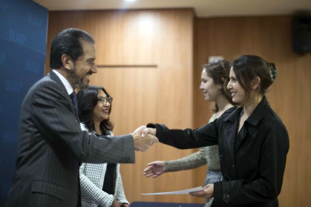 Esparza Ortiz entrega reconocimientos a ganadores del Lobotorneo BUAP 2019