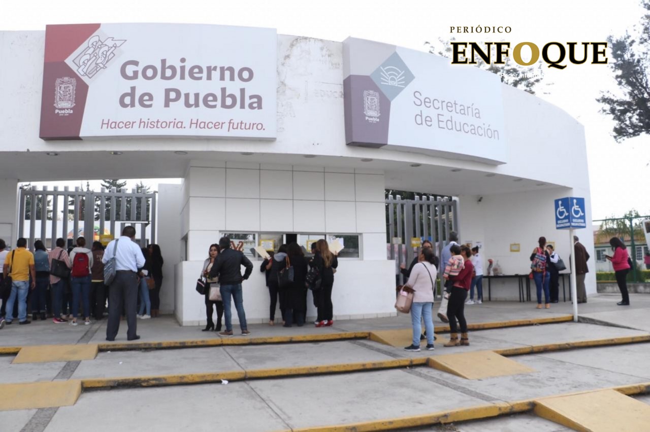 Maestros jubilados protestan en la SEP; demandan pago de seguro de retiro