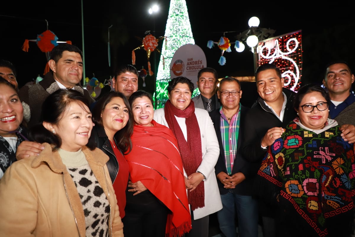 Foto: Cortesía Con un lleno total, Karina Pérez Popoca realiza el encendido del árbol navideño