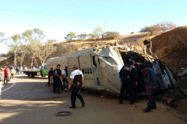 Foto: Cortesía  Volcadura de autobús de pasajeros en Huitzo, Oaxaca, deja al menos 9 lesionados