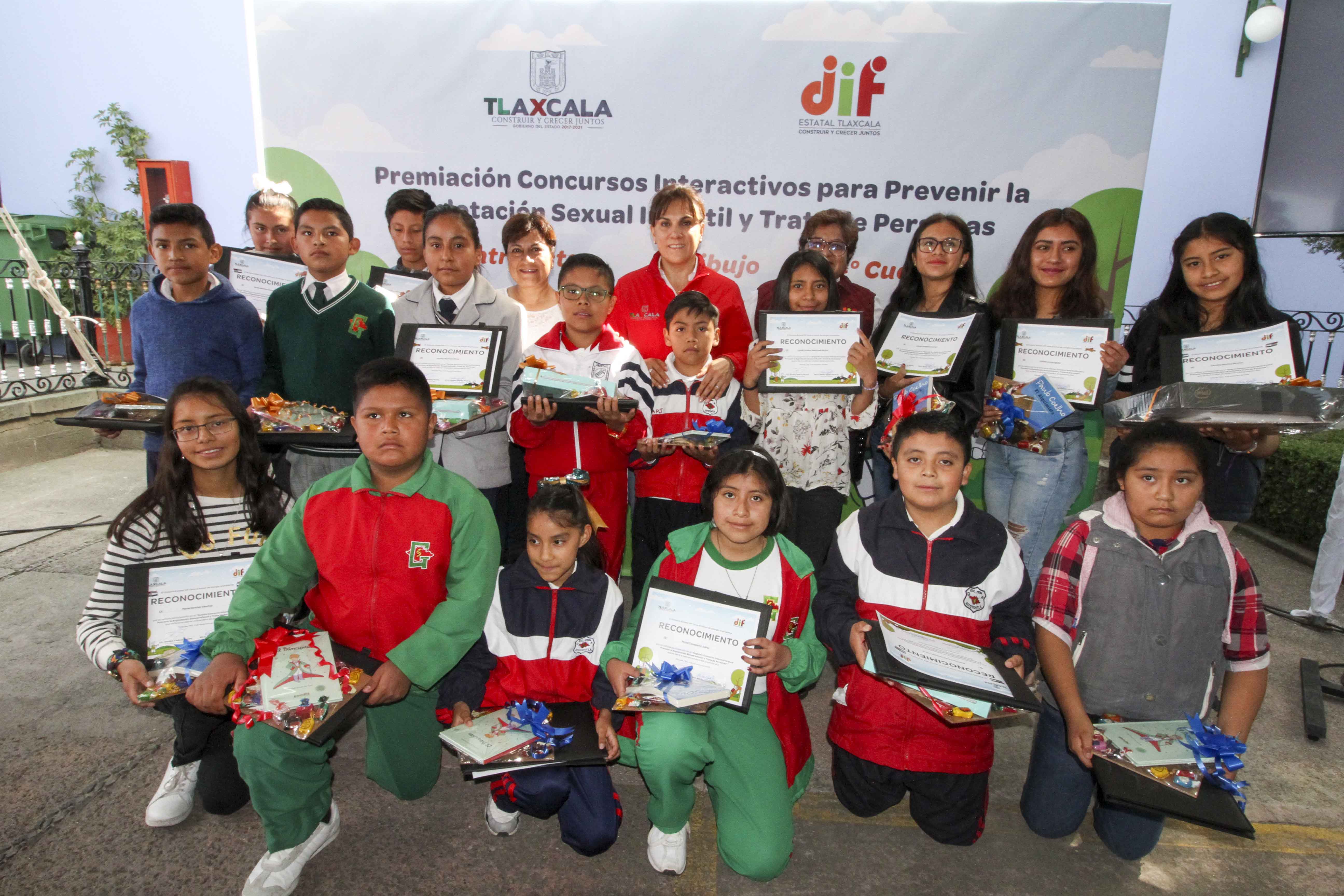 Foto: Cortesía Premia Sandra Chávez a ganadores del Concurso sobre Prevención de Trata de Personas