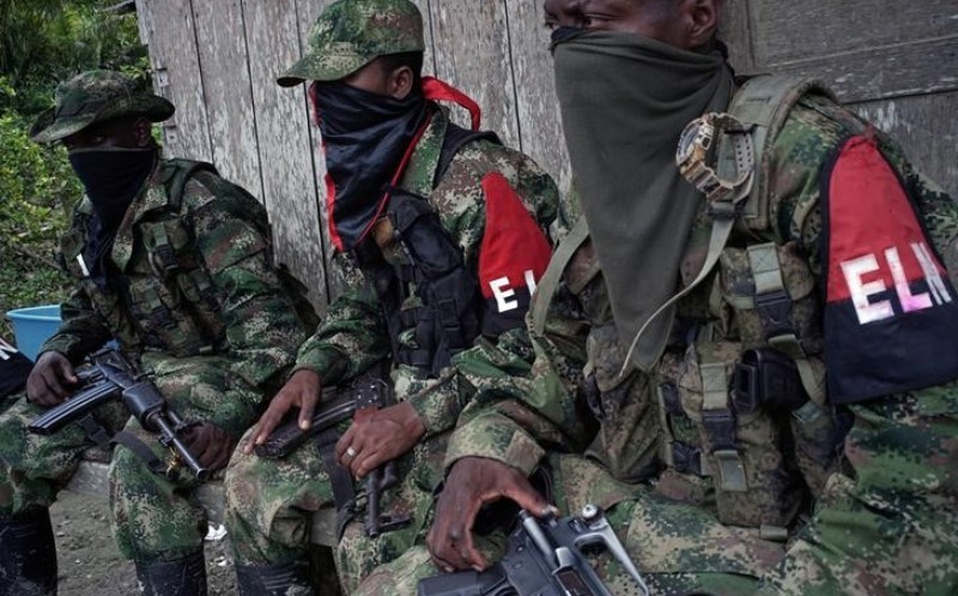 El ex comandante guerrillero colombiano fundador del Ejército de Liberación Nacional (ELN), Fabio Vázquez Castaño, murió en la Habana, Cuba, a los 79 años, informó la prensa local. La muerte del ex jefe guerrillero fue dada a conocer por el historiador colombiano y analista político Carlos Medina Gallego, miembro del Centro de Pensamiento y Seguimiento al Proceso de Paz de la Universidad Nacional de Colombia y autor de varios libros sobre el grupo guerrillero. Medina publicó en su cuenta de Twitter el fallecimiento de Vásquez Castaño debido a problemas de salud en general y afectado por problemas cardíacos tras diez días en cuidados intensivos, detalló el diario El Colombiano. Te recomendamos: Colombia insiste en que jefes del ELN están en Venezuela con protección de Maduro Vázquez Castaño y varios de sus hermanos se levantaron en armas a principios de los años 60 y fundaron el rebelde ELN, en el marco de la efervescencia por el triunfo revolucionario en Cuba y el surgimiento de las guerrillas en varios países de la región. Entre 1962 y 1963 Vázquez Castaño recibió formación militar en Cuba, posteriormente junto con otros jóvenes “conformaron la Brigada José Antonio Galán, que fue el germen del ELN", afirmó Medina Gallego. El ELN se dio a conocer en 1965 al realizar la toma de Simacota, en el departamento de Santander, donde oficialmente nace la organización guerrillera. Vázquez Castaño jugó un papel clave en la incorporación a la guerrilla del sacerdote colombiano Camilo Torres, quien murió al participar en su primer combate en 1966. Analistas consideran un error el haber enviado a Torres a combatir, quien se distinguía por su alto nivel de preparación intelectual. Caso contrario a Vázquez Castaño que era reconocido por su bajo nivel de preparación y ser más un hombre de acción que de pensamiento, los rumores fueron en esos tiempos de que el jefe guerrillero recelaba de Torres y de que le fuera a pelear la dirigencia. Vázquez Castaño fue despojado de la jefatura del ELN en 1974 acusado de haber mandado fusilar a varios jóvenes combatientes de la organización guerrillera y de malas conductas. El defenestrado fundador y exlíder del ELN recibió refugio político en Cuba donde permaneció por más de 40 años alejado de sus ex compañeros. Estudió y se dedicó a la docencia, posteriormente fue jubilado con la pensión que se otorga en la isla caribeña hasta su muerte. https://www.milenio.com/internacional/latinoamerica/muere-colombia-fabio-vazquez-fundador-eln