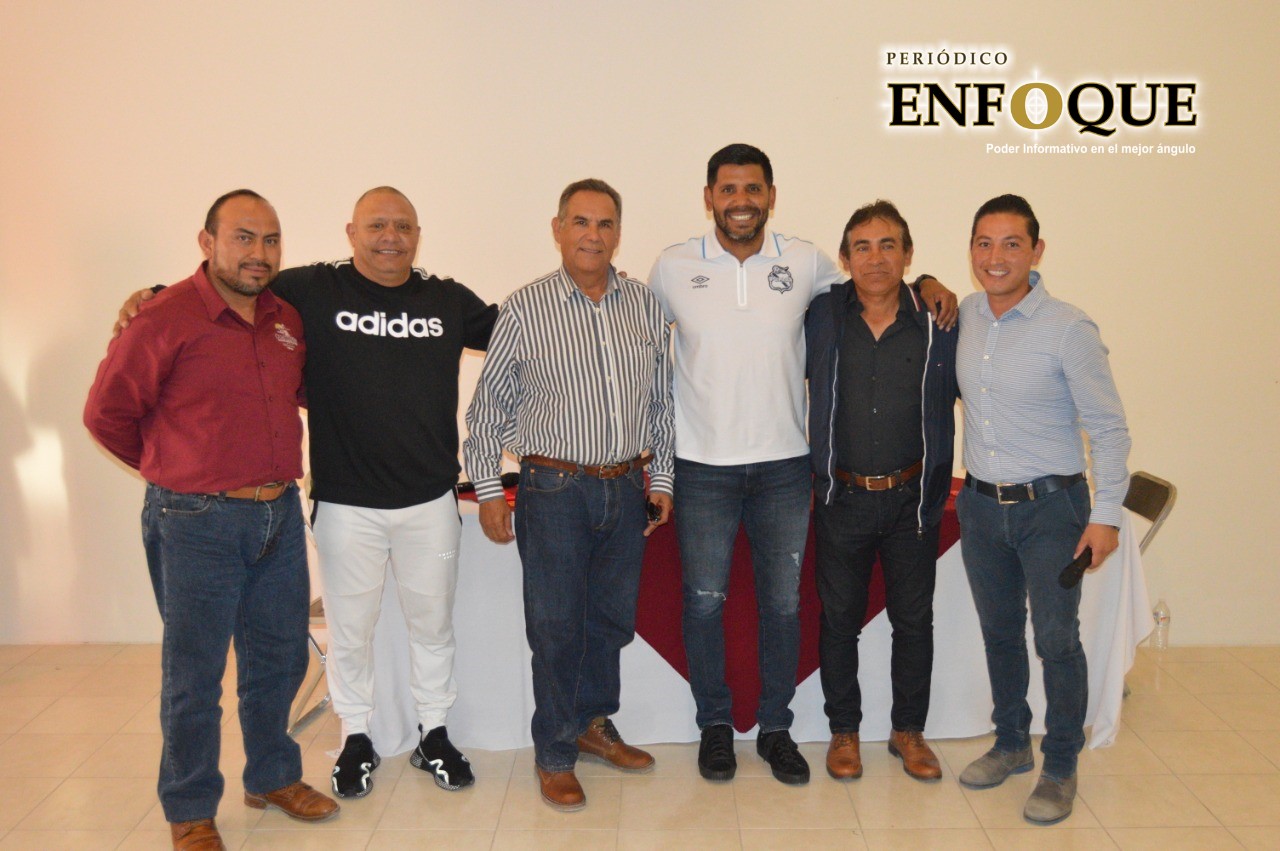 Figuras del fútbol poblano inauguran Academia de Fútbol en Cuautinchán