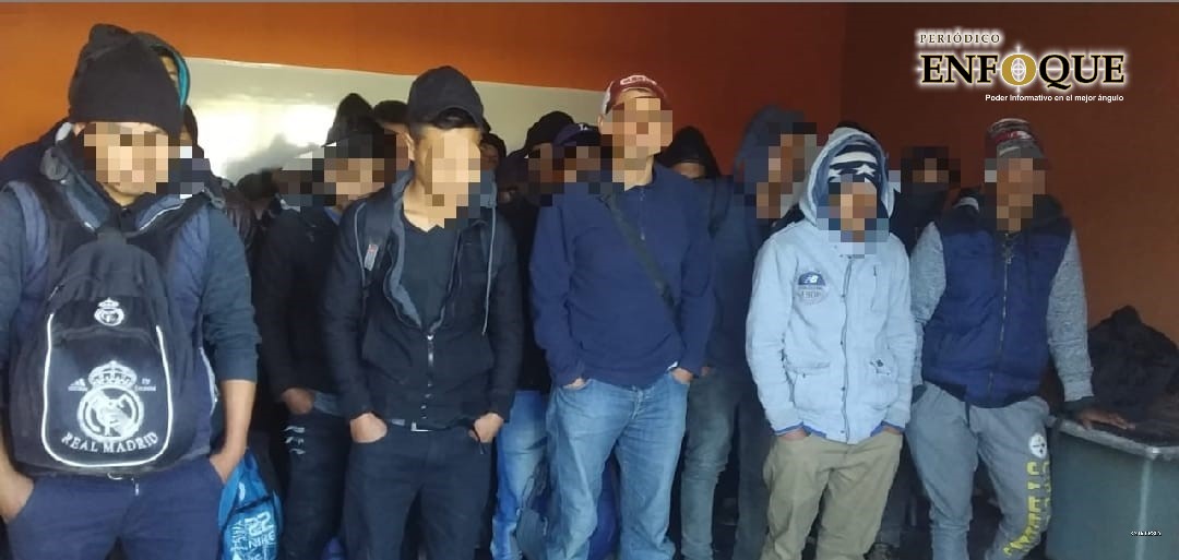 Foto: Cortesía  En Tepeaca rescatan a 121 centroamericanos migrantes, viajaban en un tractocamión.