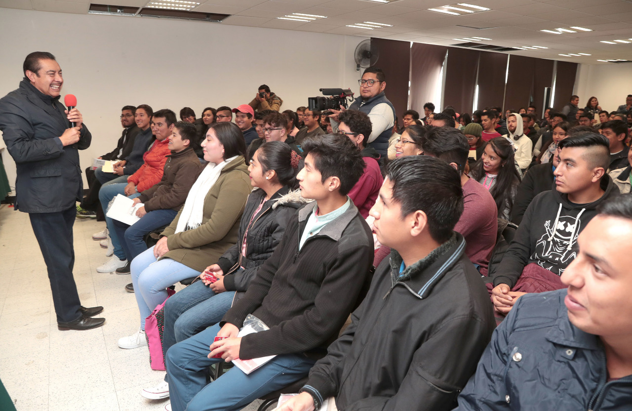 Foto: Cortesía Entrega SEPE Tlaxcala tarjetas bancarias a “Los Mejores Mil”
