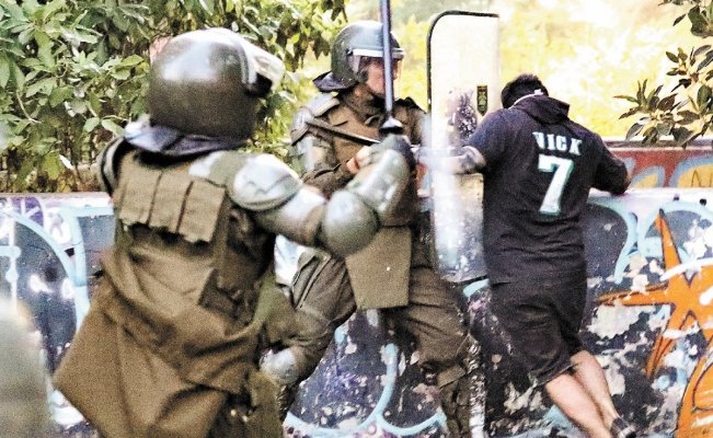 Chile vive violentas protestas: tanquetas aplastan a joven
