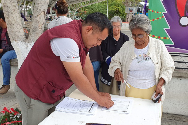 Acerca SEDIF apoyos y servicios a habitantes de Coxcatlán, Coyomeapan y Tehuacán