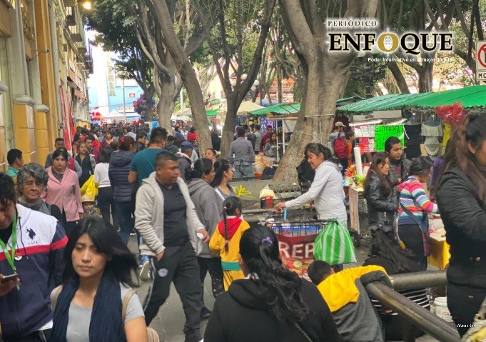 Ambulantes convierten la Calle 5 de Mayo de la ciudad de Puebla en un mercado (Fotos)