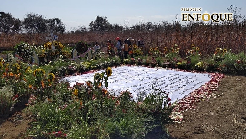 Foto: César Valdez En zona de impacto del helicóptero, poblanos recuerdan a Martha Erika y Moreno Valle (Video)