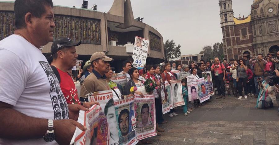 Padres de los 43 realizan peregrinación a la Basílica de Guadalupe