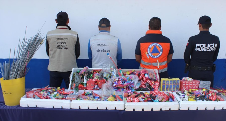 En operativos simultáneos, gobierno municipal de Puebla aseguró pirotecnia y teléfonos celulares, de procedencia ilícita
