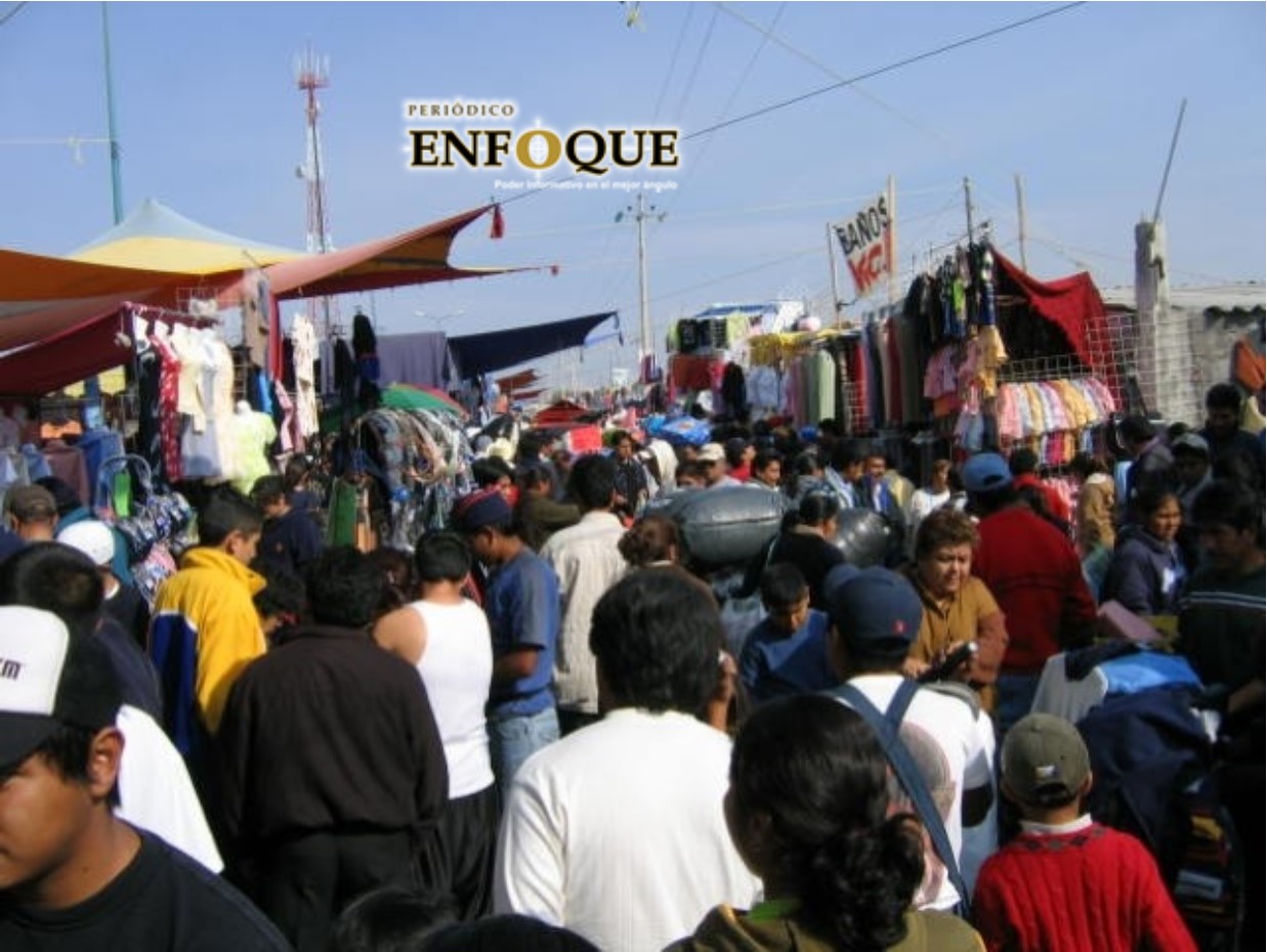 Foto: Marisol Oropeza Miles de personas abarrotan el Tianguis de Tepeaca; se preparan para la cena de fin de año