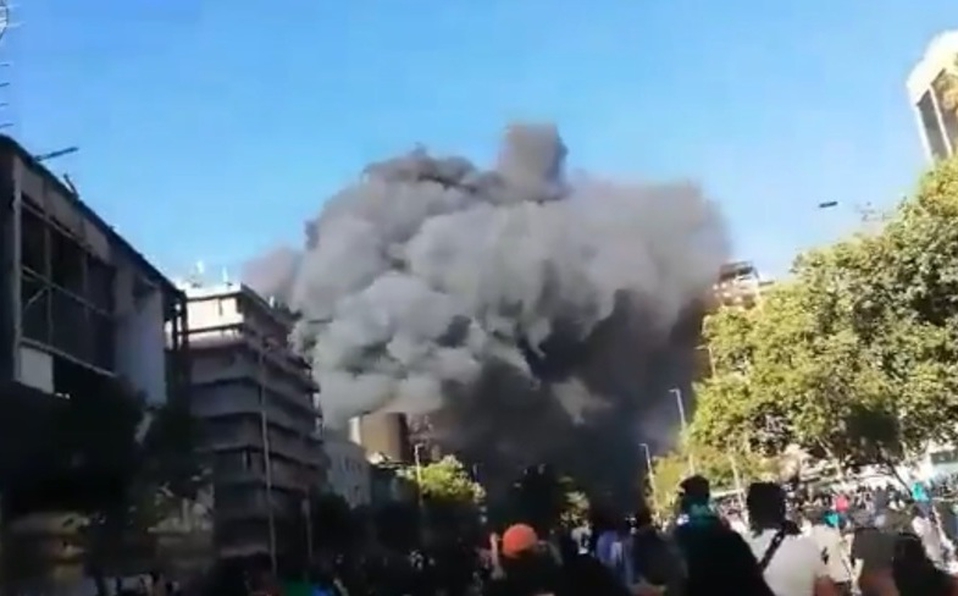 Foto: Cortesía Se incendia cine en Santiago de Chile tras choque entre manifestantes y policías