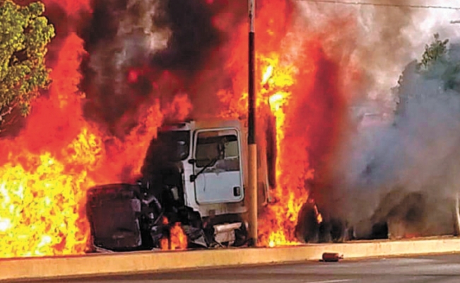 Foto: Cortesía Tráiler embiste dos vehículos y se incendia en autopista de Michoacán