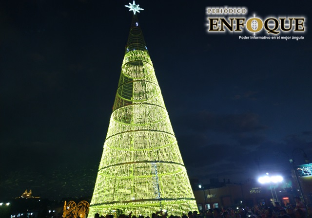 Foto: Omar Sánchez En encendido del Árbol de Navidad, Arriaga llama a trabajar en unidad en Cholula