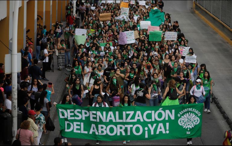 Foto: Cortesía Morena impulsará la despenalización del aborto en todo el país Legisladores preparan una iniciativa de reformas al Código Penal Federal y la Ley General de Salud para garantizar este derecho. Morena presentará una iniciativa de reformas al Código Penal Federal y la Ley General de Salud para despenalizar en todo el país la interrupción del embarazo antes de las 12 semanas de gestación. Las enmiendas serán impulsadas junto con un exhorto, en artículos transitorios, para que las legislaturas estatales armonicen sus normas conforme a los cambios a nivel federal pues, se informó, tras foros realizados en 20 entidades, en la llamada "gira de la decisión", se detectó que esas reformas son una necesidad en todo el país. En la Ciudad de México, de los 214 mil 165 casos de interrupción del embarazo que ha habido 149 mil 74 eran de mujeres residentes en esta ciudad, pero 65 mil 91 provenían de otros estados. Eso "deja claro la necesidad de garantizar el acceso a servicios de salud que garanticen una interrupción del embarazo legal y segura", dijo la diputada Rocío Villarauz Martínez en la presentación de la iniciativa y resultados de los foros. De acuerdo a la propuesta, impulsada por el grupo parlamentario de Morena y que será presentada esta semana al pleno, será considerado aborto cuando la interrupción sea posterior a las 12 semanas. Además, cada institución de salud debe garantizar que, de entre su personal, al menos una persona dentro de todos los turnos esté capacitada para practicar una interrupción del embarazo y no sea objetor de conciencia.  • Marchan en la CDMX en favor del aborto; reportan destrozos  Otros cambios consisten en que, a quien haga abortar a una mujer sin su consentimiento se le aplicará una pena de tres a seis años de prisión y si media violencia física o moral de seis a ocho años de prisión. Al personal médico que provoque un aborto sin consentimiento además de esas sanciones se le suspenderá de dos a cinco años en el ejercicio de su profesión. A la mujer que voluntariamente practique su aborto o consienta que otro le haga abortar después de las 12 semanas de embarazo, se le impondrán de tres a seis meses de prisión o de 100 a 300 días de trabajo a favor de la comunidad y sólo se castigará si el aborto se consumó, se plantea.  • Diputada ve lejano un posible debate sobre despenalización del aborto en Jalisco  Esa misma pena se impondrá a quien haga abortar a una mujer después de las 12 semanas con consentimiento de ésta. En el evento, la titular del Instituto Nacional de las Mujeres, Nadine Gasman, destacó la relevancia de la iniciativa ante cifras alarmantes, entre ellas las del Consejo Nacional de Población (Conapo), según el cual en 2016 todos los días 32 niñas se convirtieron en madres. Es decir, ese año 11 mil 808 niñas menores de 10 años a 14 años tuvieron un aborto pues fueron embarazadas por violencia sexual y "como Estado tenemos la obligación de garantizar los derechos sexuales y reproductivos".